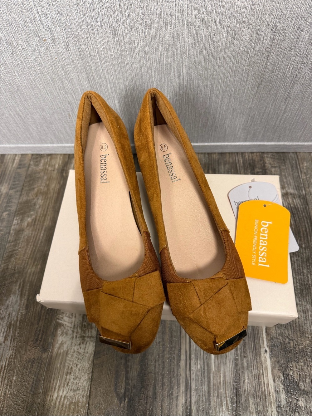 Benassal Women's Tan Block Heel Pumps with Bow and Metal Accent Size 8.5 - Picture 16 of 16